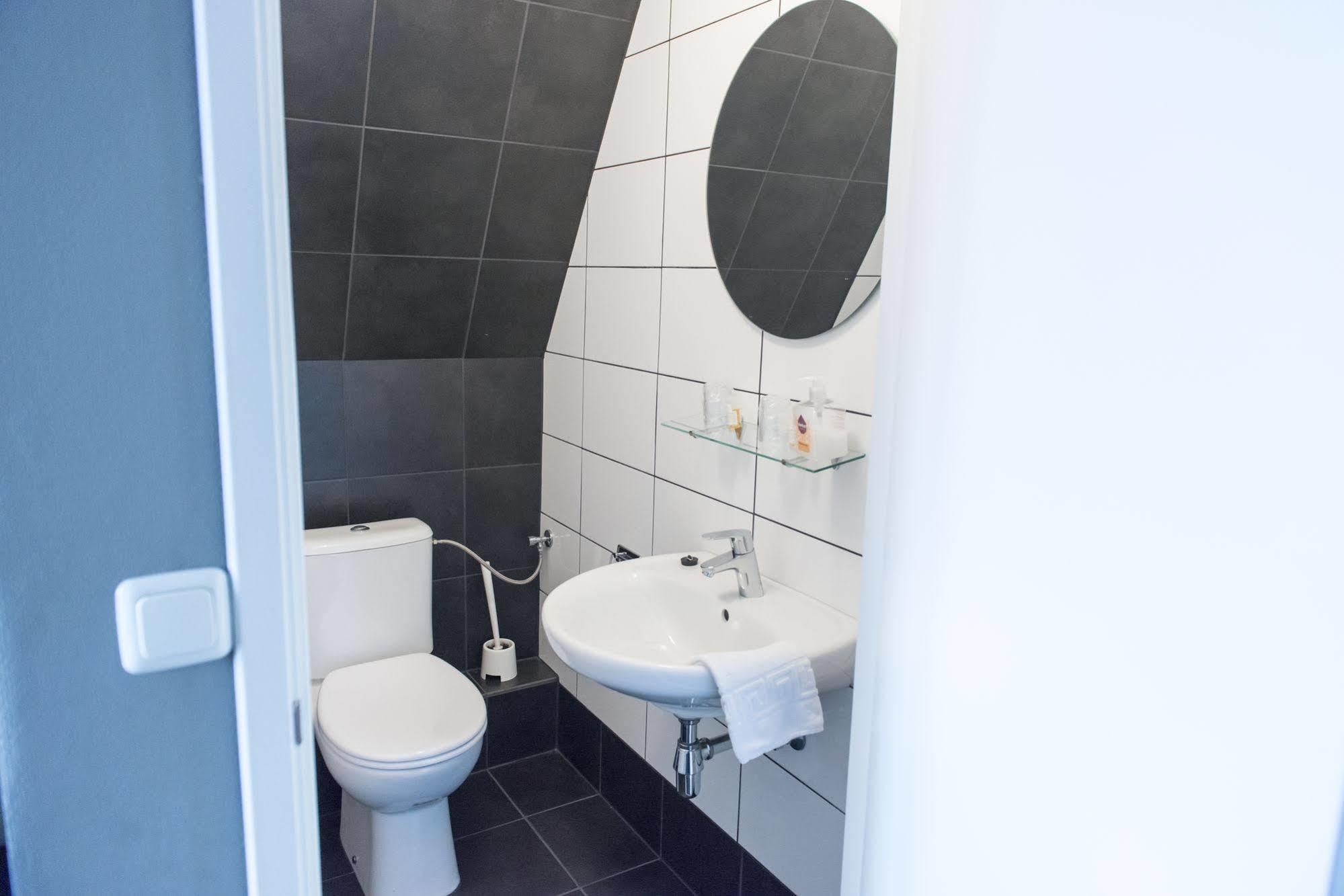 Hotel En Grand Cafe De Pauw Рурмонд Екстериор снимка